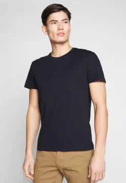 Pier One 2 Pack - T-Shirt Basic - White/Dark Blue -Pier One Verkoopwinkel 29e824f9825c4b58be6620e83ee4ac6b scaled