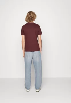 Pier One 5 Pack - T-Shirt Basic - Bordeaux/Light Grey/Brown -Pier One Verkoopwinkel d55cab10d6ca40b0b3ad8037a2f594fd scaled